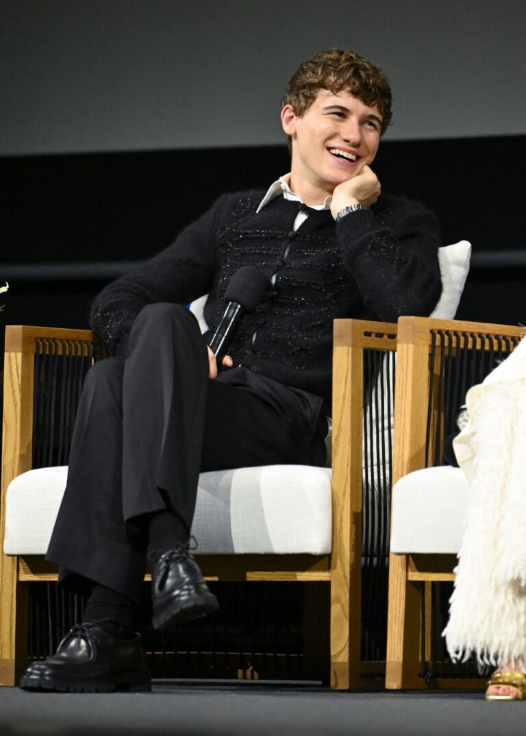 「サム・ニヴォラ、マックイーンで登場！」