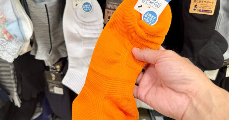 【コスパ最高】セリアの「足底サポート靴下」が最高に良い / 110円とは思えない履き心地で優秀！