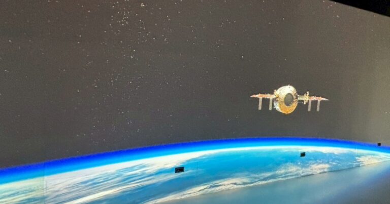 【無料】ポークビッツを食べすぎた午後、新橋から銀座を歩いたら東京上空と宇宙に行けた気になった / 三菱電機「METoA Ginza」