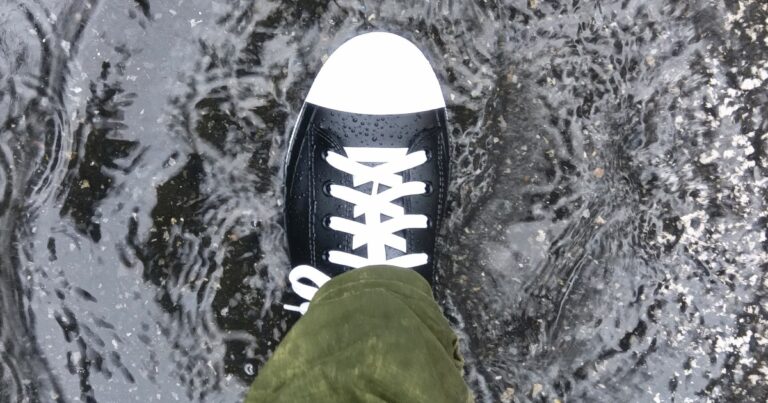 【検証】6時間の大雨を中国メーカーの激安「レインスニーカー」で航海してみた → 逆に梅雨対策にはありだと思った理由