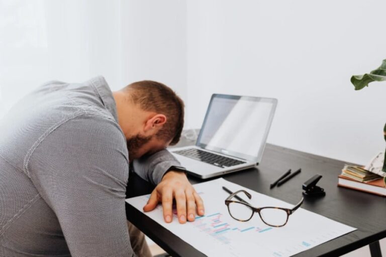 「燃え尽き症候群の真因は職場外に？」