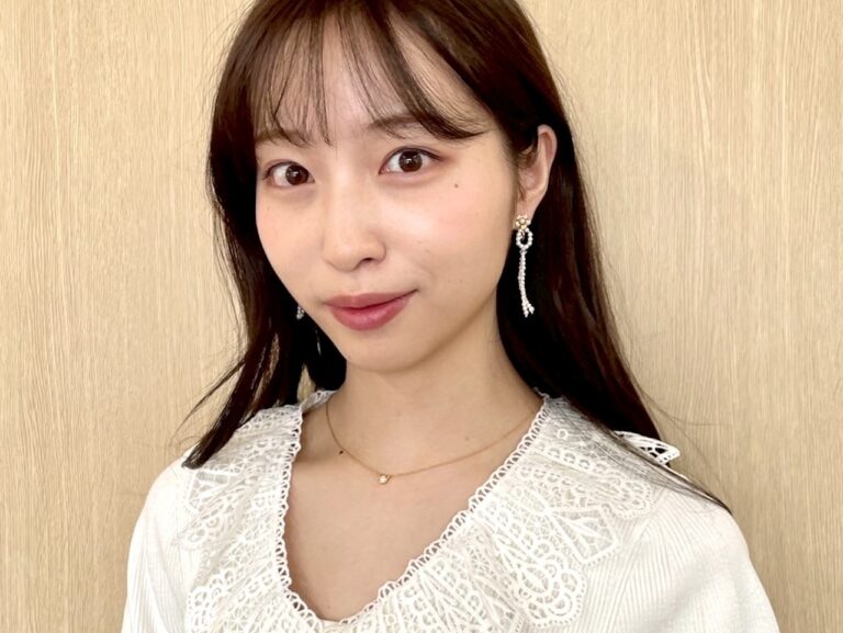 「林佑香の小顔効果白ニットコーデ」