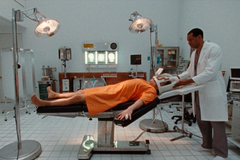 「奇才アーロン・シンバーグ監督、異色作『顔を捨てた男』公開！」