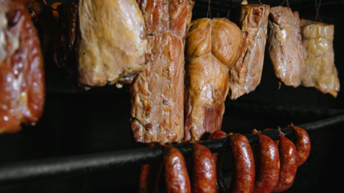 「200万年前、火で肉を薫製？人類の秘密」