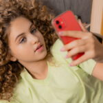 「スマホは人間の“寄生虫”？新たな議論！」