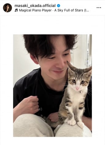 愛猫との2ショットを披露した岡田将生