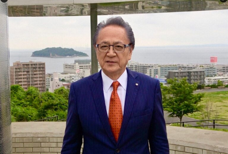 横須賀市長、交通違反と車検切れで謝罪！