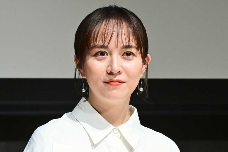 比嘉愛未、背中ざっくりドレスが話題！美しさ際立つ新写真公開