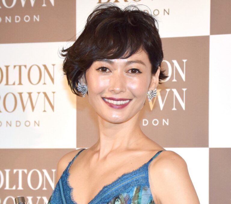田丸麻紀、金髪メッシュ息子と夏旅満喫！