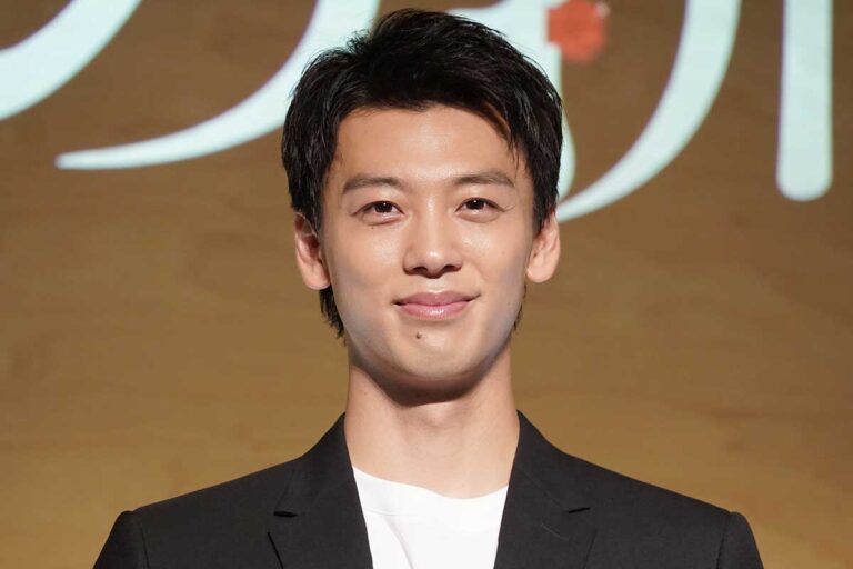 竹内涼真が共演者に絶賛！「老若男女に愛される」秘密とは？