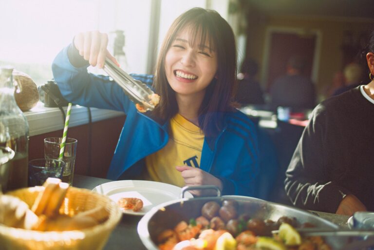 長濱ねる、アイスランドで魅せる！ 食いしんぼうスマイル解禁！