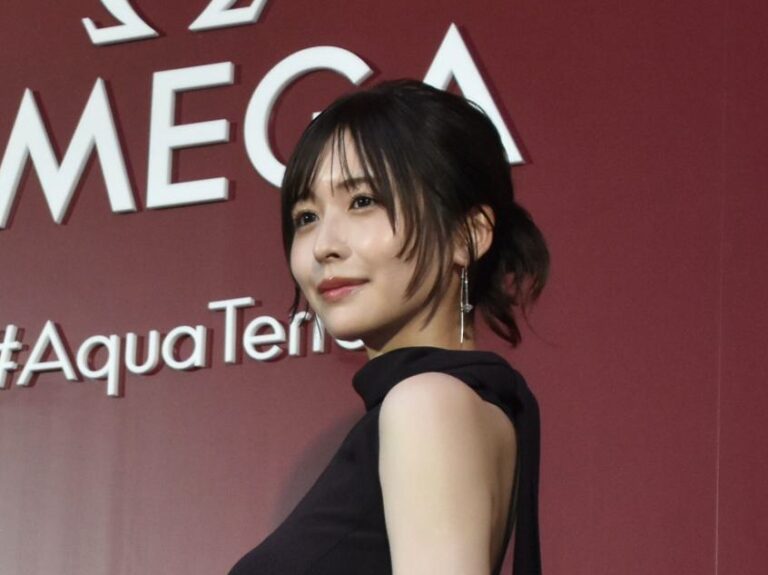 長濱ねる、肩出しドレスで魅了！高級腕時計も披露