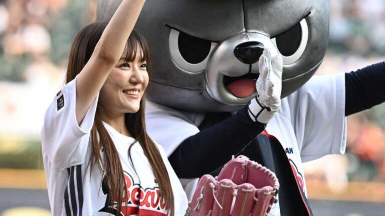 「白黒スプーン」パク・ウニョン、始球式で熱演！