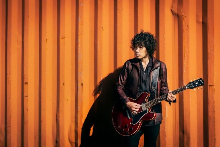 斉藤和義、初の“ダブルセットリスト”ツアーをWOWOWで10月放送！