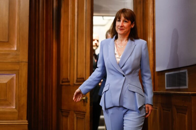 「リーブス財務相、増税の意向示す」