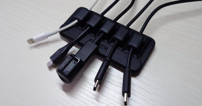 「デスクスッキリ！Ankerのケーブルホルダー」