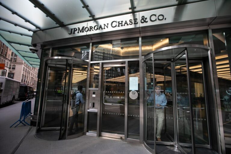 「JPモルガン、口座手数料導入発表！」