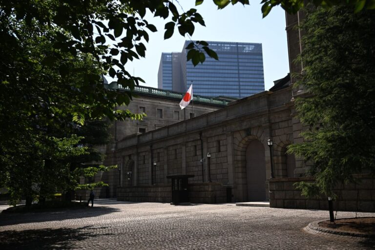 日銀、物価見通し上方修正検討！食料高騰影響か？