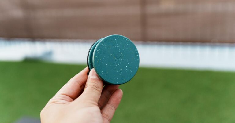 「貼ってひねる！NFC対応スマホマウントが斬新」