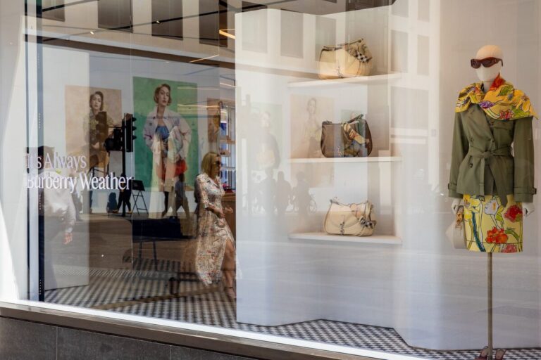 バーバリー売上、小幅減も改革効果！