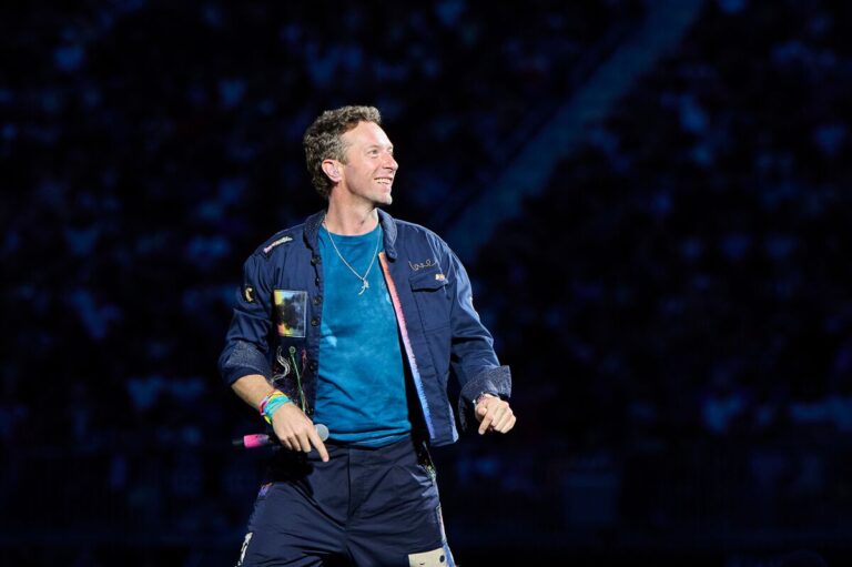 「ＣＥＯ辞任！コールドプレイ中の親密映像」