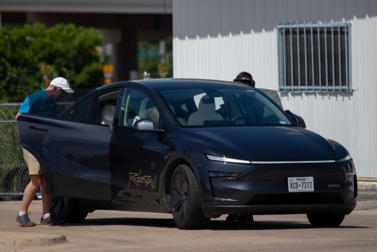 テスラ、ネバダで「ロボタクシー」導入か！