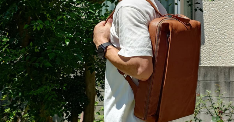 「5cmのスリムリュック、驚きの収納力！」