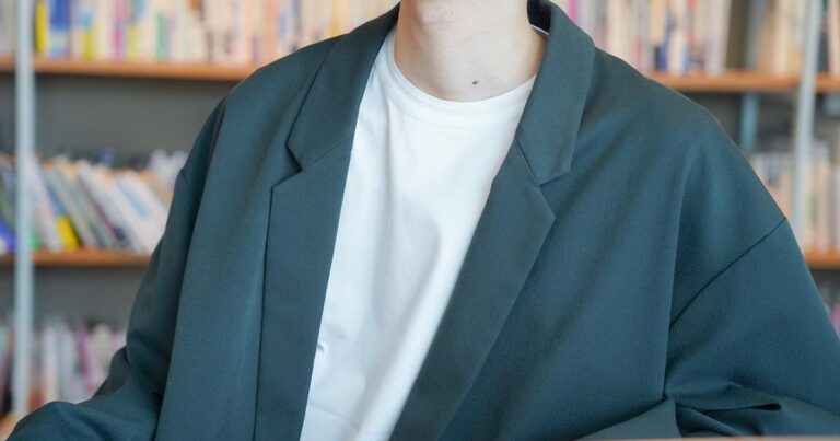 “この白T、着心地はファーストクラス！”