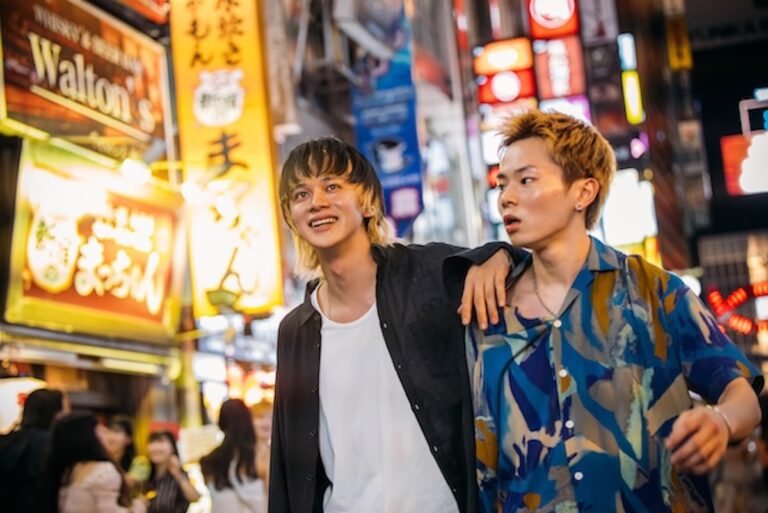 北村匠海が綾野剛に刃物!『愚か者の身分』場面写真公開