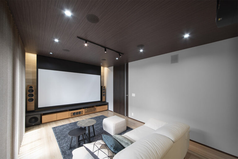 美しいインテリアで楽しむ上質サウンドの家庭劇場