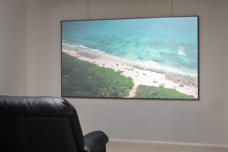 明るい場所でも鮮明！ AEON新スクリーン登場