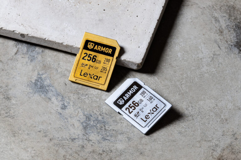 「世界初！ステンレス外装のSDカード登場」