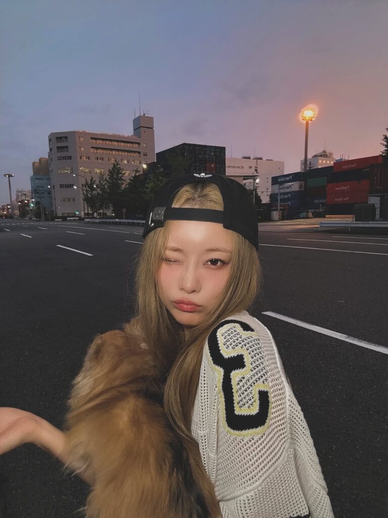 重盛さと美✨うちの子の背中に夢中🥰🐾