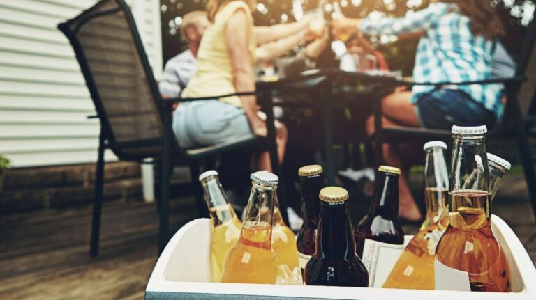 Z世代がアルコール復活！経済不安に挑む新トレンド