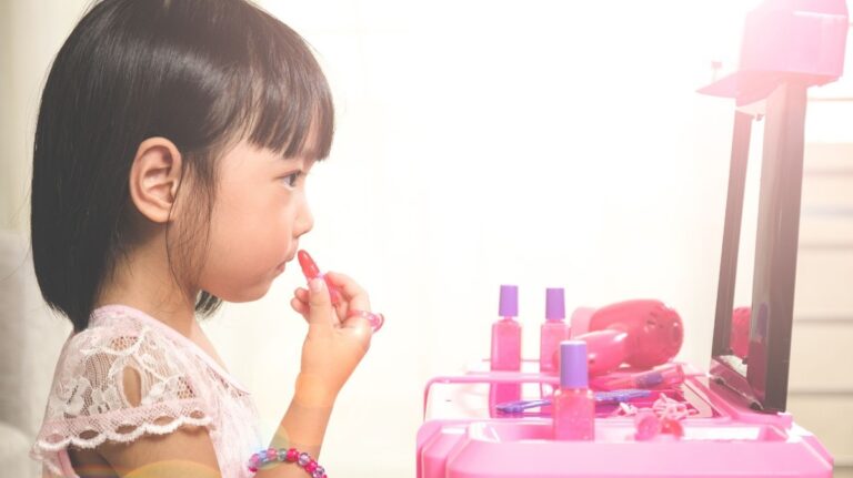 「小学生の肌トラブル、半数が経験！メイク利用者8割に影響」