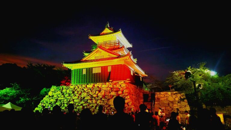 浜松城を赤白にライトアップ！ペルー独立204周年記念イベント