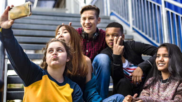 YouTube、未成年者検出のAI技術導入！