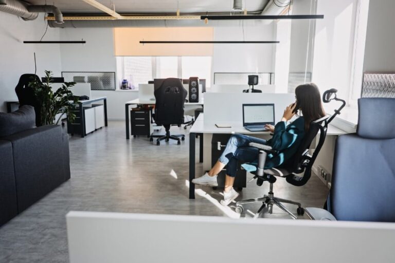 「職場に残る人が抱える“見えない苦悩”」