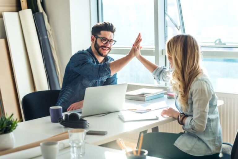 「週4日勤務で生産性向上、社員健康も改善！」