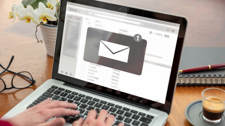 「500マイル離れてもメール送信可!? 2025年の未来」