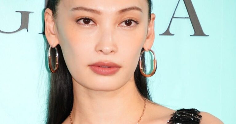 「大政絢、洗練ブラックドレスで魅了」