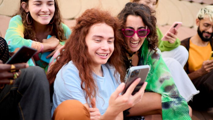 「子ども専用iPhone登場！SNS禁止で安心」