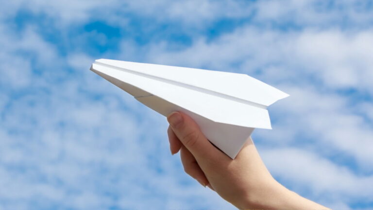 「宇宙から紙飛行機、浮遊の瞬間」