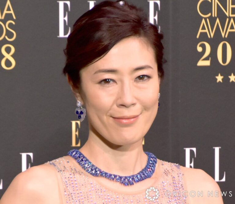 「寺島しのぶのメガネ遍歴公開！魅惑のスタイル変化」