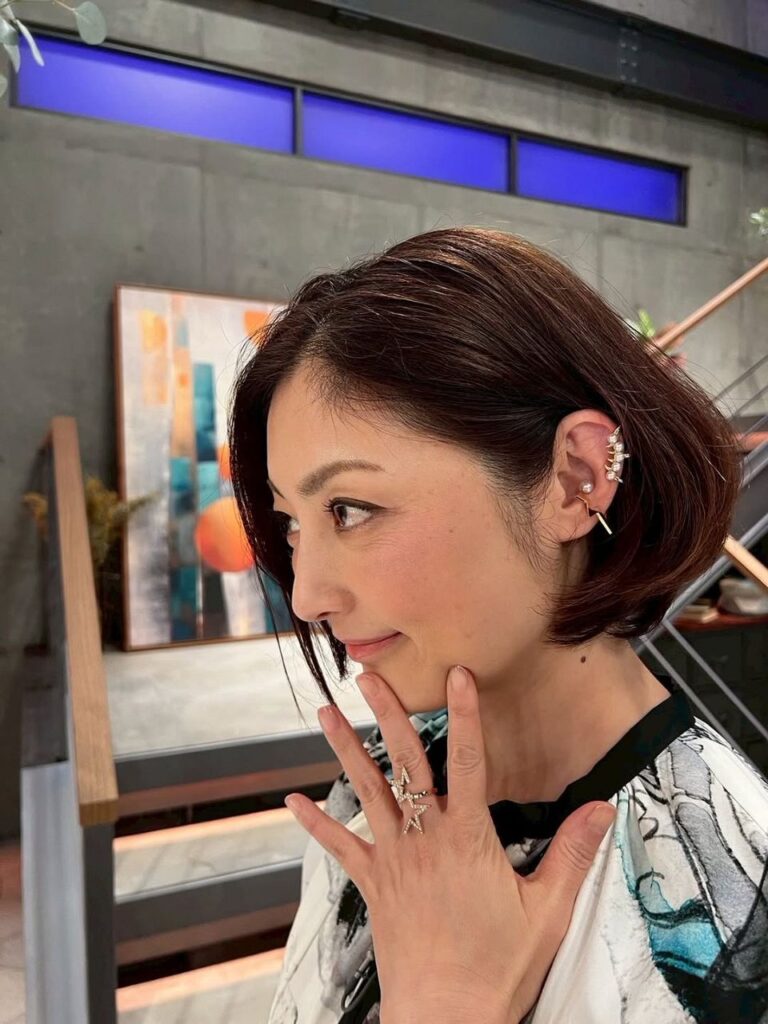 「常盤貴子、男前Z運転席ショット話題！」