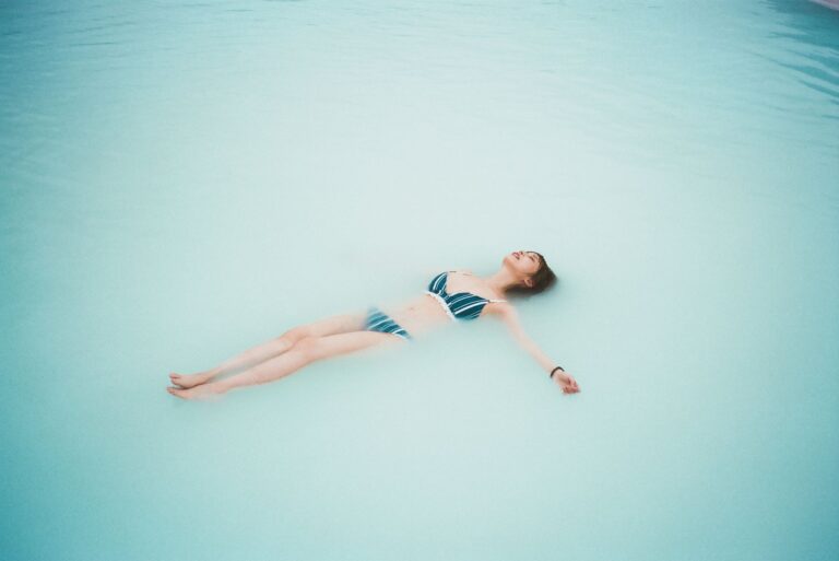 「長濱ねる、温泉でリラックス写真集登場！」