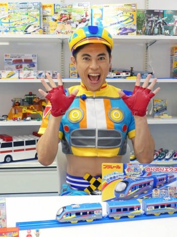 小島たちが番組でデザインを考えた「のりのりタイムズ!!」オリジナルのトミカ・プラレールと一緒に（7月下旬発売予定）