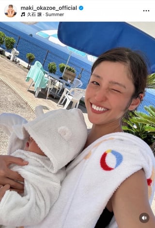 岡副麻希が公開した長女とのプール満喫ショット