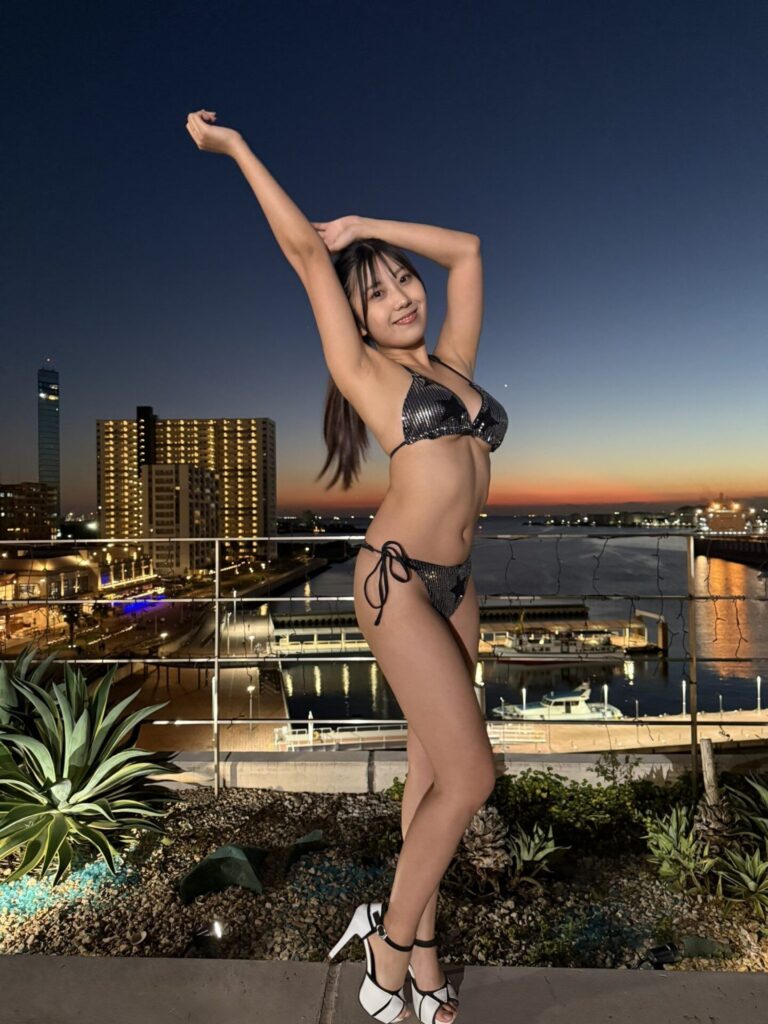 「新井萌花、水着で魅せるグラマラスボディ！」