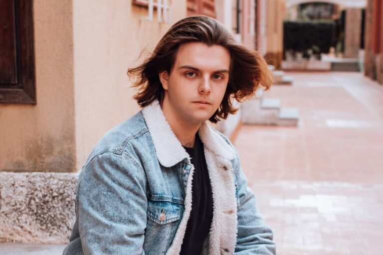 Z世代の無表情、背後の理由とは？